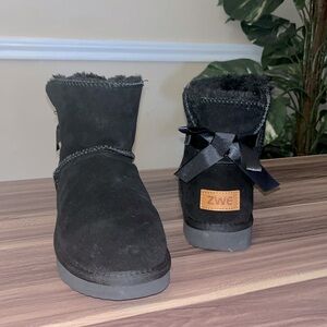 Zwe black boots with bow on back